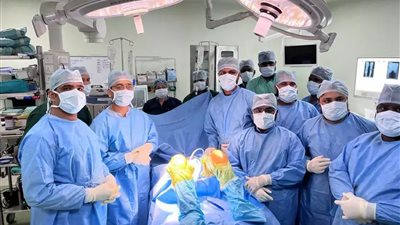 أطباء يجرون أول جراحة استبدال 4 مفاصل بالهند لمريض مصاب بالشلل 