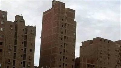 إزالة 3 طوابق من عقار الهرم المائل.. وشاهد عيان: رخصته 4 طوابق والباقي مخالف| بث مباشر