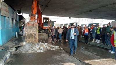 كسر ماسورة مياه بموقف عبدالمنعم رياض.. والدفع بسيارات مياه صالحة للشرب لمنطقة الزمالك