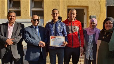 وكيل تعليم الأقصر يكرم طالبا حصد المركز الأول على الجمهورية في مسابقة للجري 