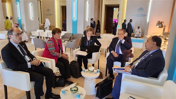 وزير المالية مع عدد