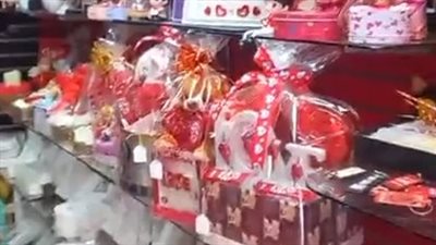 بوكيه الفراولة بـ 100 جنيه.. إقبال كبير على شراء هدايا عيد الحب بأسيوط | بث مباشر