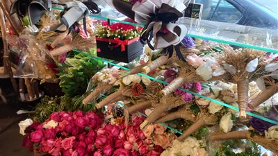 البوكيه يتخطى الـ3 آلاف جنيه.. محلات الورد بأسيوط تشهد إقبالا من المواطنين في الفلانتين | فيديو وصور