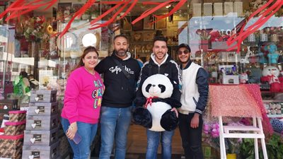 في آخر اليوم.. إقبال ملحوظ من المواطنين على شراء هدايا عيد الحب بسوهاج | صور