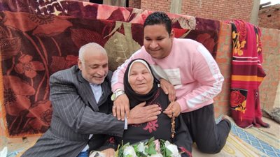 35 عامًا من الحب.. الحاج السيد وزوجته كريمة كفيفان بالمنوفية تحديا الصعاب بالمودة والرحمة