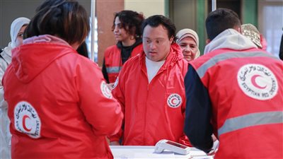 الهلال الأحمر: أطفال من ذوي الهمم يشاركون في تعبئة المواد الإغاثية لإرسالها إلى سوريا | صور