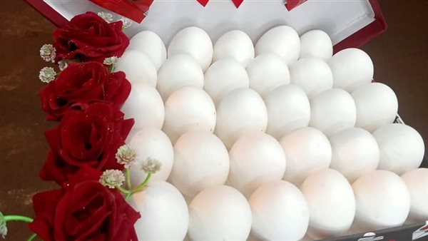 زوج يقدم لزوجته كرتونة