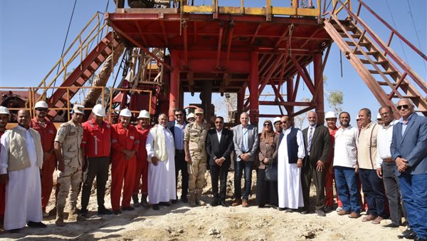 وزير الري مع اهالي