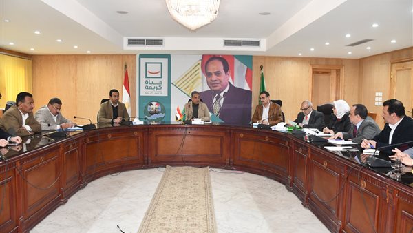 محافظ الفيوم يبحث