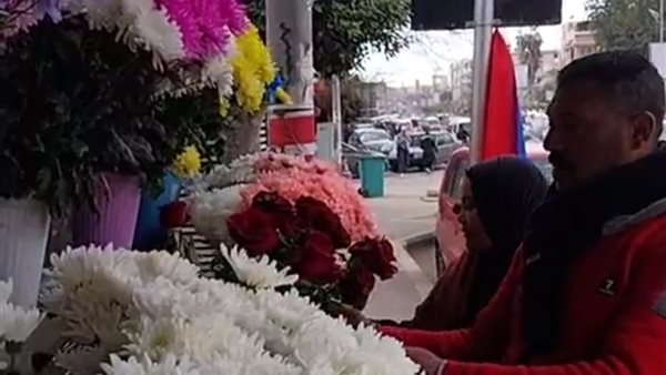 الزوجات يبعان الورود