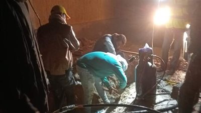 استجابة لـ القاهرة 24.. تغطية الكابلات الكهربائية المكشوفة وسط المياه بمطروح وإزالة خطورتها 