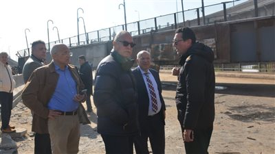  محافظ القليوبية ورئيس الطرق والكباري يواصلان متابعة أعمال رفع كوبري مشاة الثلاجة|فيديو 