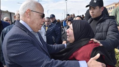 وسط انهيار أسرته.. محافظ بورسعيد يشارك في تشييع جنازة محمد غندر مراسل أون تايم سبورت| صور 