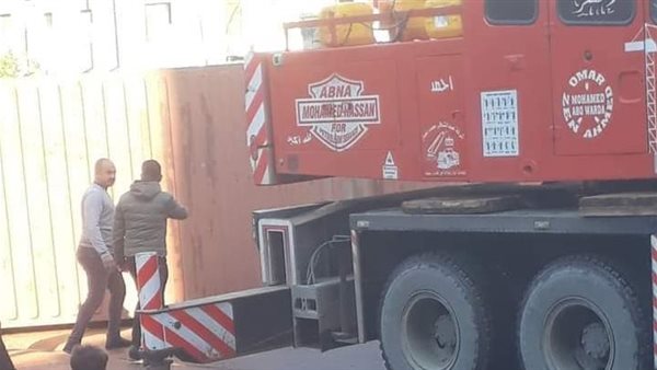 سقوط حاوية أعلى سيارة