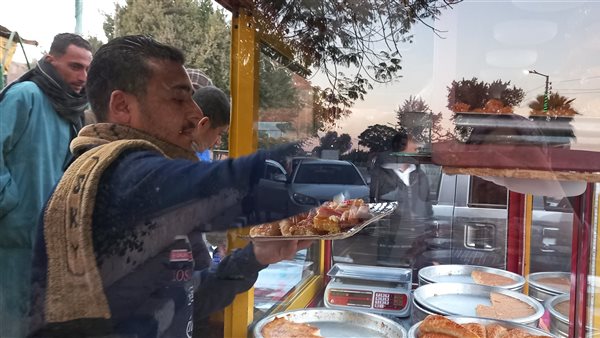 محمود أثناء بيع الحلويات