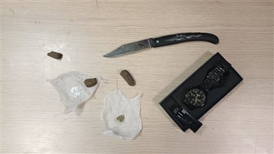 ضبط راكب حاول تهريب مستلزمات تليفون محمول وآخر بحوزته مخدرات بمطار القاهرة