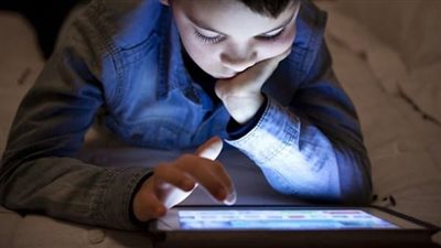 استخدام الأطفال للأجهزة الذكية والشاشات الإلكترونية يصيب بالتخلف العقلي | دراسة
