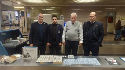 إحباط تهريب مستحضرات تجميل ومستلزمات طب أسنان وتليفونات في مطار القاهرة