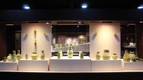 مجموعة من الأواني