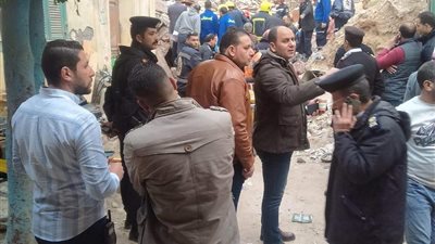 جهات التحقيق تعاين انهيار عقار الإسكندرية.. وتُشكل لجنة هندسية لفحص المنازل المجاورة