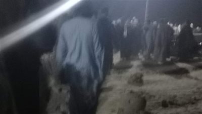 تشييع جثمان موظف انهار عليه بئر أثناء التنقيب عن الآثار بقنا| صور