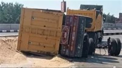 انقلاب سيارة نقل محملة بالرمال على الطريق الإقليمي بالمنوفية