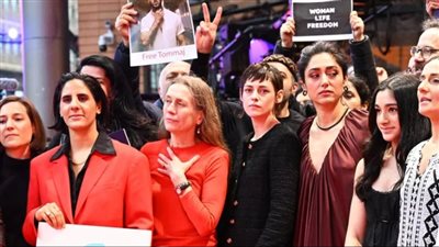 كريستين ستيوارت تنضم لوقفة احتجاجية ضد النظام الإيراني بمهرجان برلين السينمائي