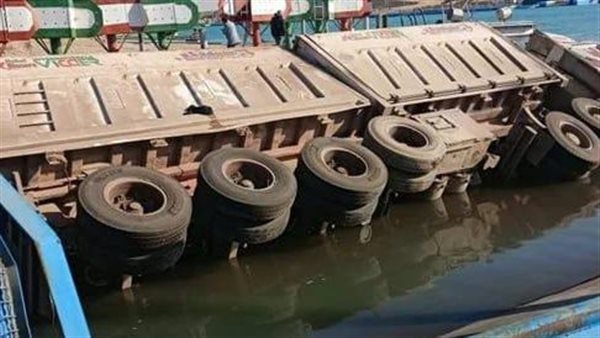 ميل معدية نقل شاحنات