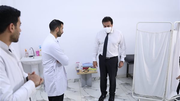 وزير الصحة خلال زيارة