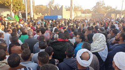 تشييع جنازة أم وبناتها ماتوا بسبب التدفئة داخل منزلهن ببني سويف| صور وفيديو 