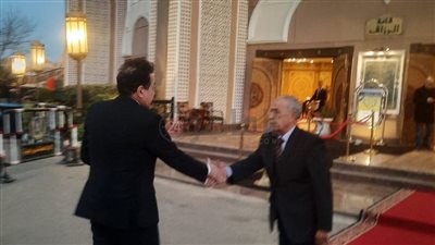 حكيم يصل إلى مسجد الشرطة في الشيخ زايد لاستقبال عزاء شقيقه