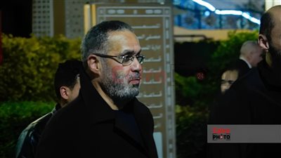 جمال العدل وتوفيق عكاشة وأحمد حسن يواسون حكيم في عزاء شقيقه |صور 