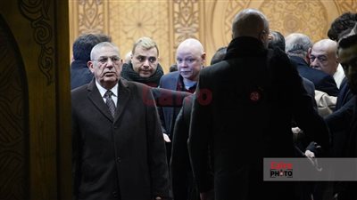 عدوية ومصطفى كامل ورامي صبري في عزاء شقيق المطرب حكيم | صور