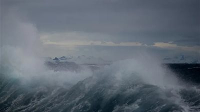 العاصفة أوتو تضرب غرب أوروبا.. والأرصاد تكشف حقيقة قدومها إلى مصر 
