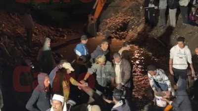 تفاصيل انتشال جثمان طفل سقط داخل بئر صرف صحي بدمياط | بث مباشر 