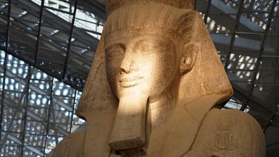 على خطى الفراعنة.. الشمس تتعامد على وجه الملك رمسيس الثاني بالمتحف المصري الكبير | صور 