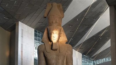 الشمس تتعامد غدًا على وجه الملك رمسيس الثاني بالمتحف المصري الكبير | صور 
