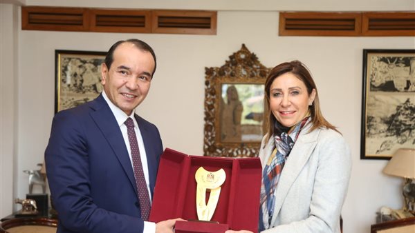 وزيرة الثقافة تلتقي