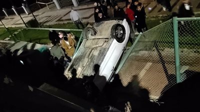 إصابة طالب جامعي إثر سقوط سيارة ملاكي بالممشي السياحي بكورنيش النيل ببني سويف|صور 