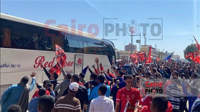 توافد كبير لجماهير الأهلي على استاد أسوان قبل مواجهة زهرة الجنوب بالدوري | بث مباشر