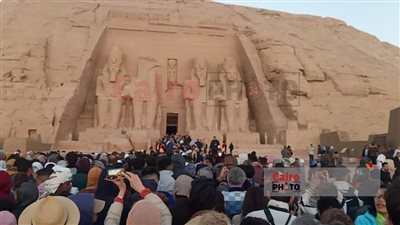 بحضور آلاف السائحين.. الشمس تتعامد على وجه رمسيس الثاني بمعبد أبو سمبل | بث مباشر