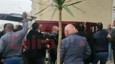 وصول جثمان والدة ياسر الحريري لمسجد الصديق استعدادًا لصلاة الجنازة عليه |صور