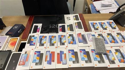 ضبط راكب بمطار القاهرة حاول تهريب 43 تليفونا محمولا في صالة الترانزيت