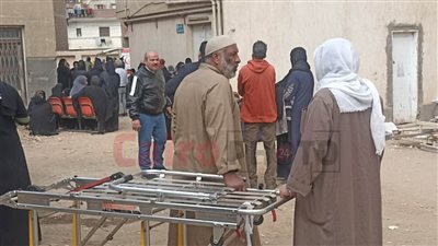 توافد أهالي ضحايا تسرب غاز في بني سويف على المشرحة استعدادًا لتشييع الجثامين