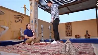 بعد محمد رمضان.. أحمد عزمي يظهر بالشيشة في برنامج تلفزيوني