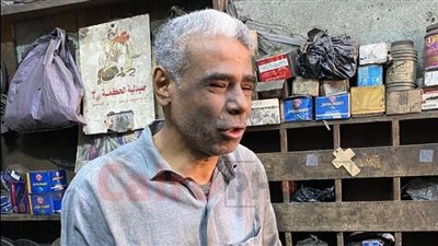 فقد البصر ويعمل بنور البصيرة.. روماني أشهر ميكانيكي سيارات كفيف في الأقصر