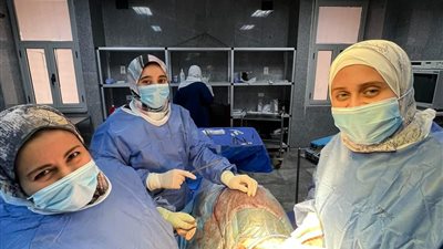 فريق طبي بمستشفى بنها الجامعي ينقذ حياة شاب وطفل بجراحات نادرة | صور 