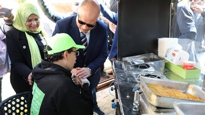 محافظ القاهرة يسلم 10 سيارات طعام متنقلة لذوي الهمم بالسيدة زينب