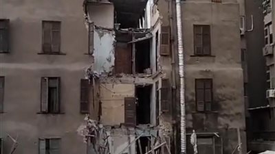 شاهد عيان يروي تفاصيل انهيار عقار باب اللوق: لقينا حاجة دبت مرة واحدة والسكان قفزوا من الشرفة |فيديو وصور