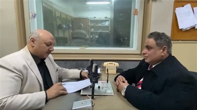 لحظة مؤثرة.. الإذاعي الشهير شحاتة العرابي يسلم الشيفت لزميله محمد القاضي قبل بلوغه اليوم سن المعاش